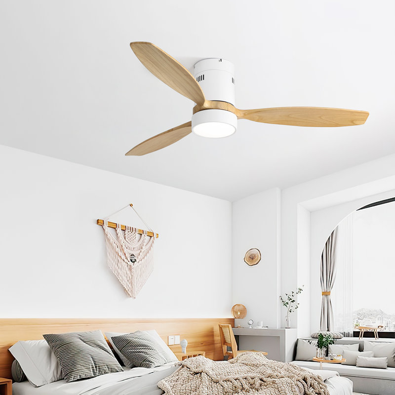 Ventilateur de plafond à moteur à courant continu réversible de 52 pouces avec ensemble d'éclairage, 3 pales en bois massif au fini naturel, intensité variable à DEL tricolore 18 W avec fonction de mémoire, blanc mat