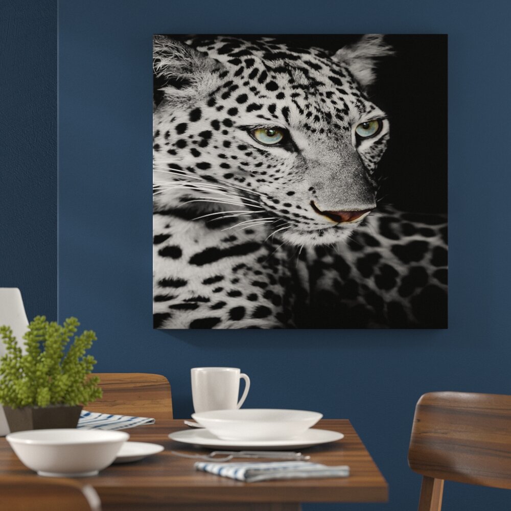 Leinwandbild Portrait eines liegenden Leoparden