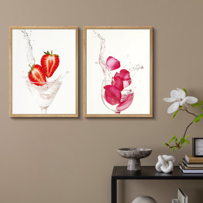 Strawberry and Rose Petal Splash, ensemble de 2 reproductions d'art mural encadrées pour la cuisine ou la cuisine