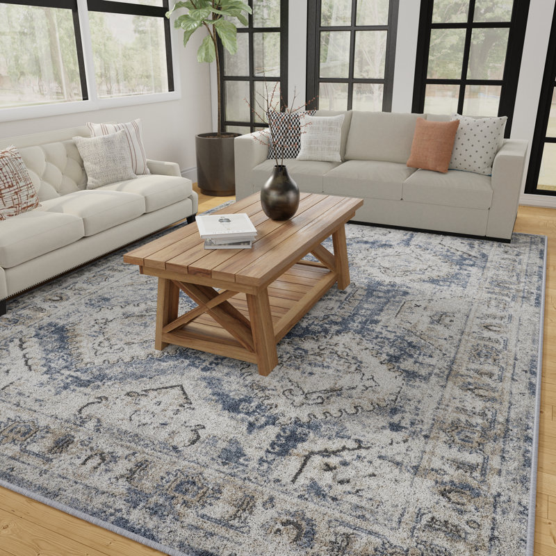 Tapis oriental bleu / crème en polypropylène tissé à la machine Aralynn, Rectangle 6 pi 7 po x 9 pi 2 po