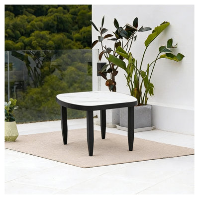 Table d'appoint d'extérieur moderne avec plateau en pierre frittée d'inspiration marbre blanc grec, structure en aluminium noir Ember - Mobilier de patio résistant aux intempéries avec coins arrondis