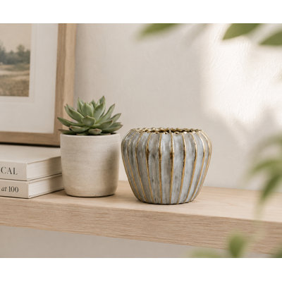 Pot en céramique nervuré Jaleh avec accents dorés métalliques, finition gris pâle