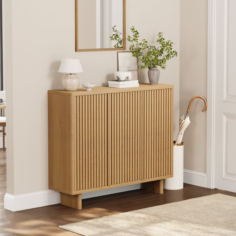 Armoire à chaussures 46 pouces à porte cannelée 46 po, banc de rangement à 5 niveaux avec tablettes réglables, Bois naturel