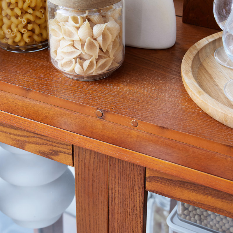Vitrine de cuisine avec lueur radieuse et intérieur sophistiqué au design raffiné