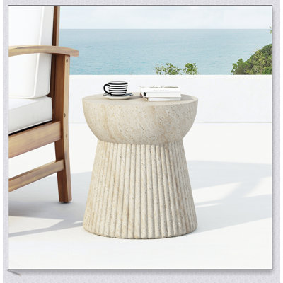 Table d'appoint en béton de travertin durable avec des textures uniques et une surface résistante à l'eau pour une vie extérieure élégante