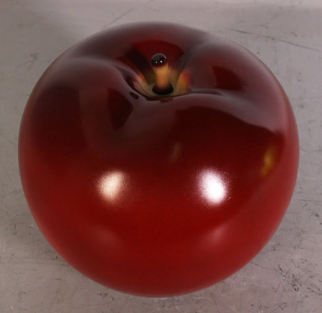 Petite statue de pomme rouge surdimensionnée