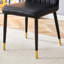 Ensemble de table et de chaises.Une table de salle à manger ronde en verre trempé Pandora de 42 po de diamètre avec pieds en panneau de fibres à densité moyenne en forme de V. Elle est dotée de 4 chaises en polyuréthane noir avec un dossier élargi.
