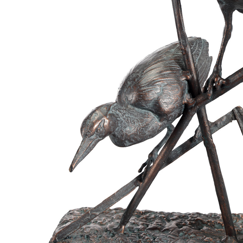 Sculpture d'un couple de héron avec roseaux
