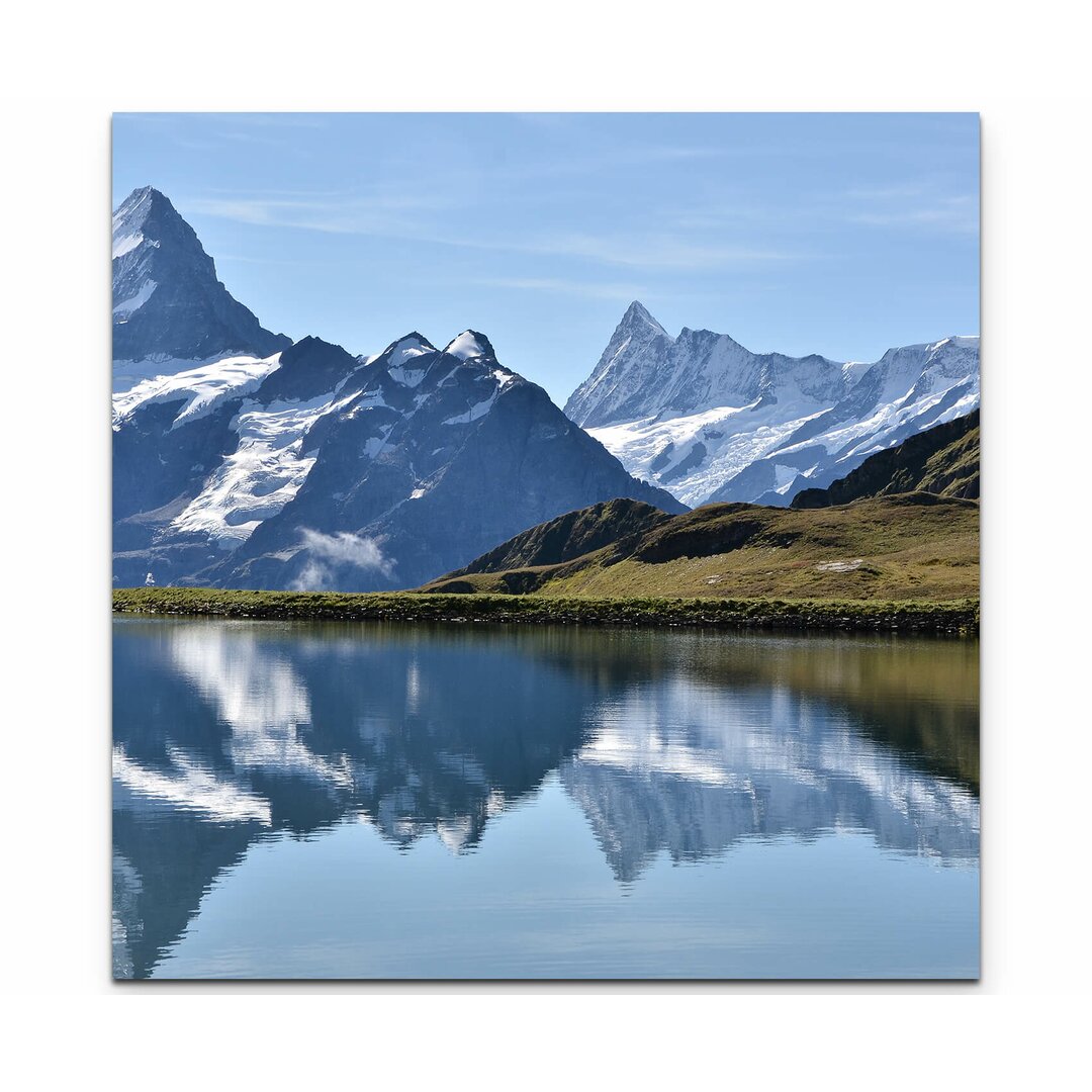 Leinwandbild Bergsee mit schneebedeckten Bergen - Schweiz