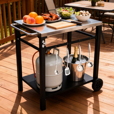 Chariot de barbecue extérieur avec configuration à 2 niveaux, plateau en acier inoxydable, structure en métal noir, grandes roues, crochets à outils, table de préparation pour barbecue, cour arrière, support à four à pizza, roues faciles à déplacer