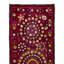 Chemin de table en soie brodée à la main 59 x 144 po. Suspension murale rétro en textile Suzani. Tapisserie bourgogne rouge