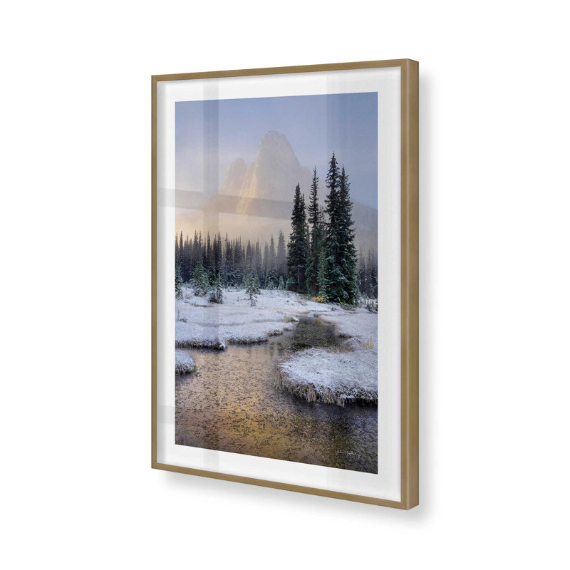 Imprimé roulé Winter's Calm Mountain, Cadre doré brossé, H 15,25 po x l 12,25 po x P 1,25 po