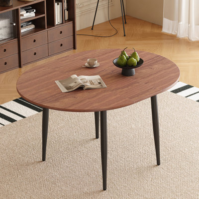 Avec un mécanisme rétractable intelligent, le plateau de table en panneau de fibres à densité moyenne de couleur noyer et les pieds en métal noir ont une surface lisse et délicate.