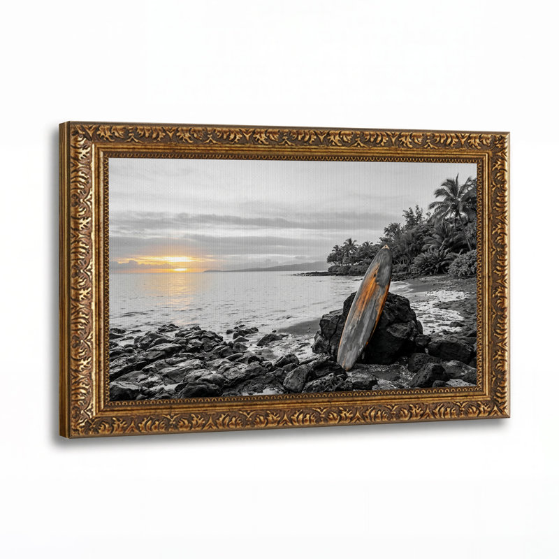 Tableau sur toile représentant une planche de surf en bois sur un rivage rocheux au coucher du soleil, 16"H x 24"W