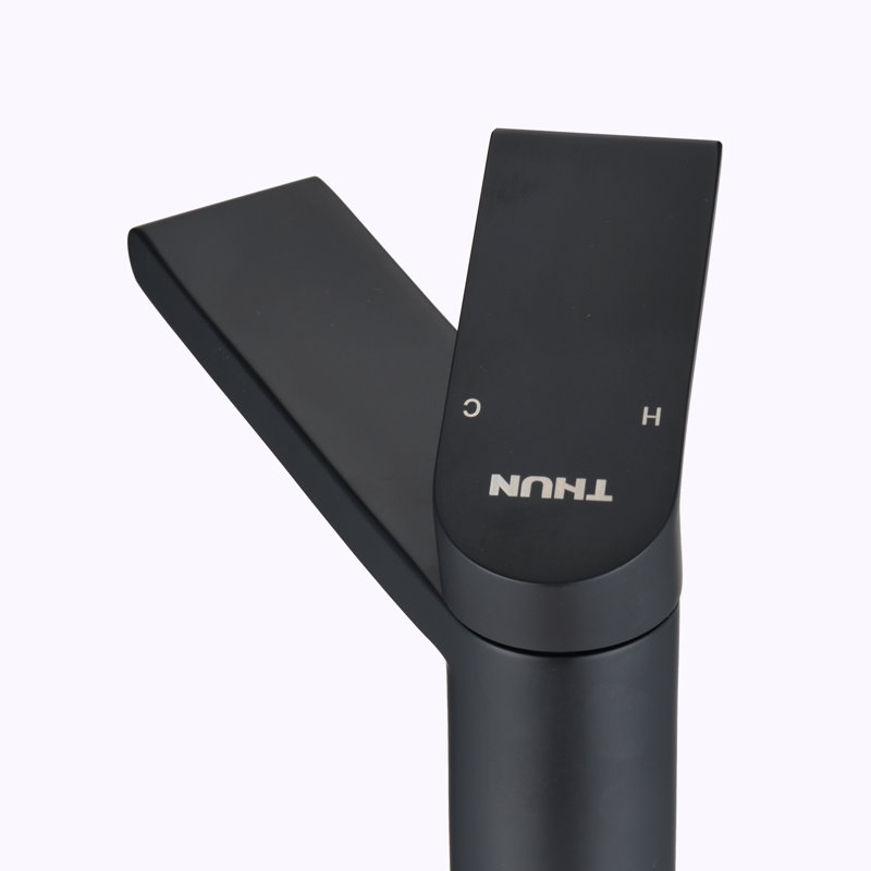 Single-Hole Single-handle Bathroom Faucet with Drain Assembly