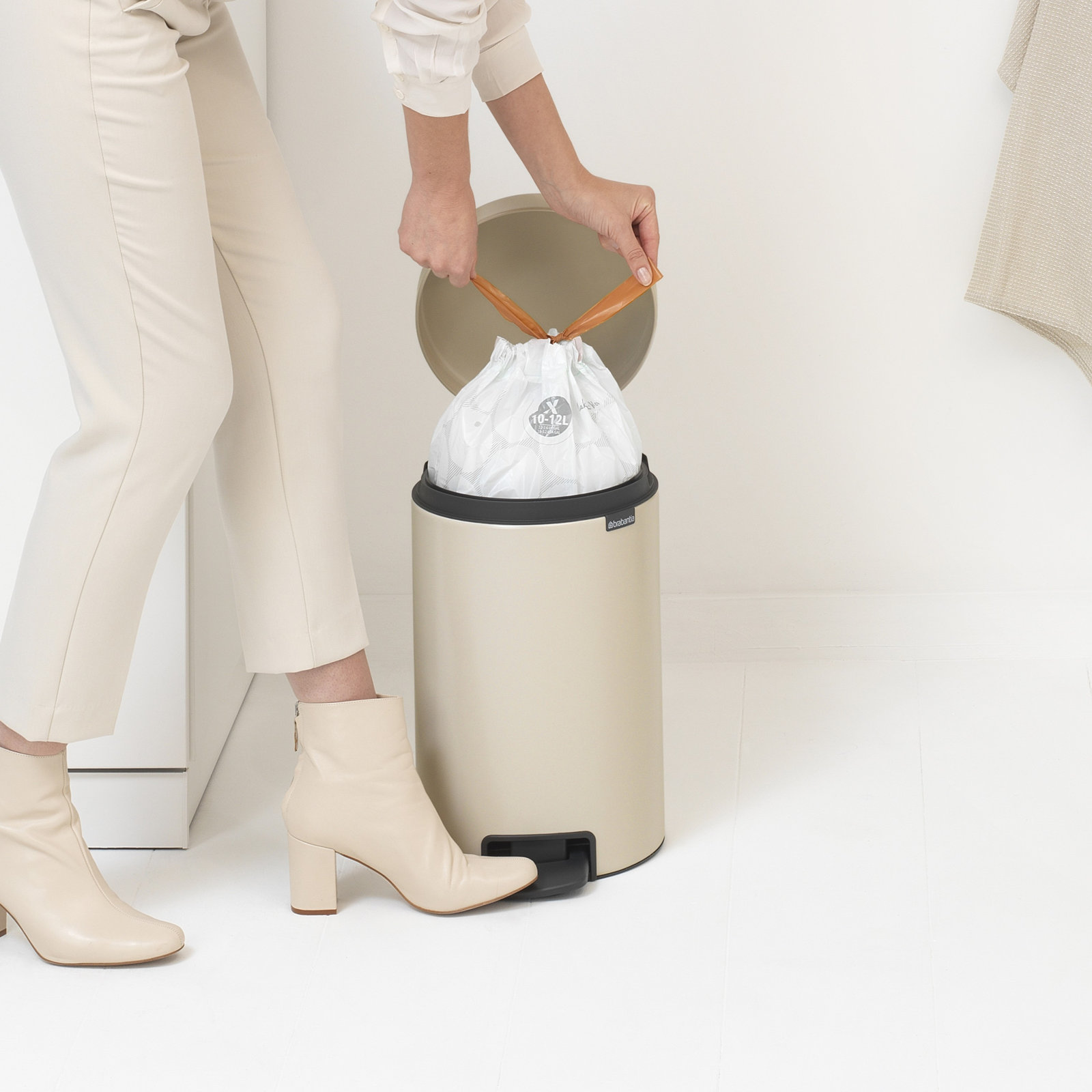 Brabantia Newicon Step On Trash Can, 3.2 Gallon (12 Liter), Soft Beige