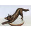 Statue de loup en bronze étirée Nifao - sculpture de faune de cire perdue fabriquée à la main avec une finition patinée naturelle, art de loup réaliste pour chalet rustique 49 po x 10 po x H 20 po