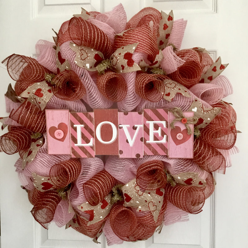 Couronne de la Saint-Valentin avec amour en lettres moulées, 24 Inch