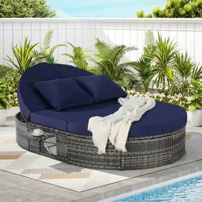 Lit de jour extérieur pour patio, lit de soleil avec dossiers réglables et plateaux à tasses pliables, lit de jour inclinable pour l'extérieur en rotin avec coussins et coussins pour la piscine