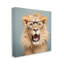 Lion rugissant à lunettes sur bois-93943257-93943258
