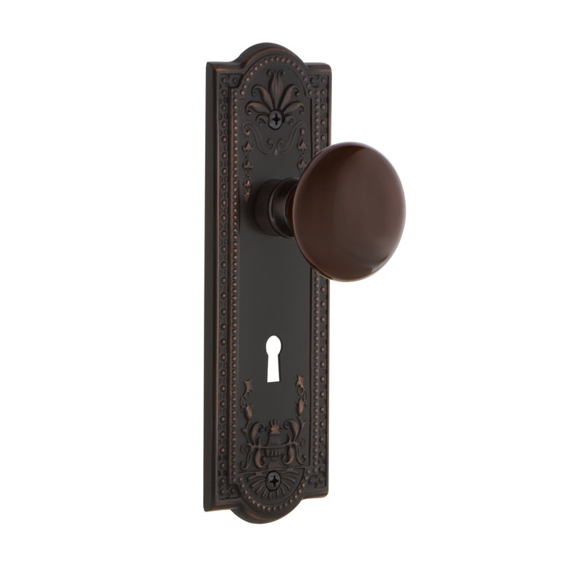 Plaque Meadows avec trou de serrure décoratif et bouton de porte en porcelaine brune, Bronze intemporel, 2 3/8 po
