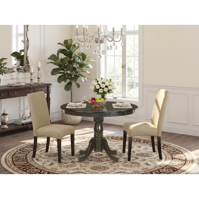 L'ensemble de table de salle à manger 3 pièces comprend une table ronde avec piédestal et 2 chaises Parson rembourrées en tissu brun, cappuccino
