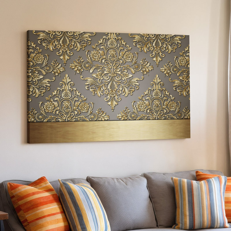 La toile crée un design de papier peint élégant avec un motif damassé complexe en or chatoyant contre un taupe doux