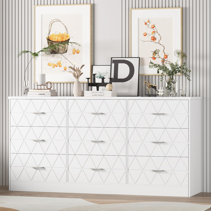 Commode à 9 tiroirs, motif géométrique triangulaire, en MDF et panneaux de particules, finition blanche. Meuble de rangement autoportant pour chambre, salon, entrée, couloir, garde-robe ou appartement.