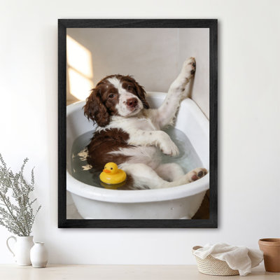 Reproduction d'art encadré noir avec chien prenant un bain dans la baignoire