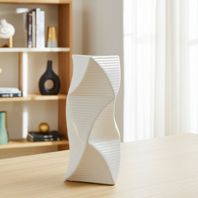 Vase en céramique avec tourbillon sculptural et détails texturés
