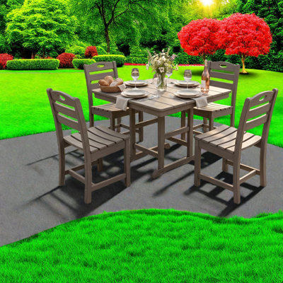 Ensemble de salle à manger d'extérieur 5 pièces en PEHD couleur bois antique avec table carrée et 4 chaises sans accoudoirs, trou pour parasol