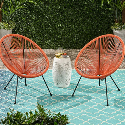 De 2 chaises oranges en simili, structure en acier, tissage, sièges d'extérieur décontractés dans la cour, look moderne confort sur balcon, style contemporain
