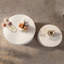 Ensemble de tables basses rondes festonnées blanches-446974063