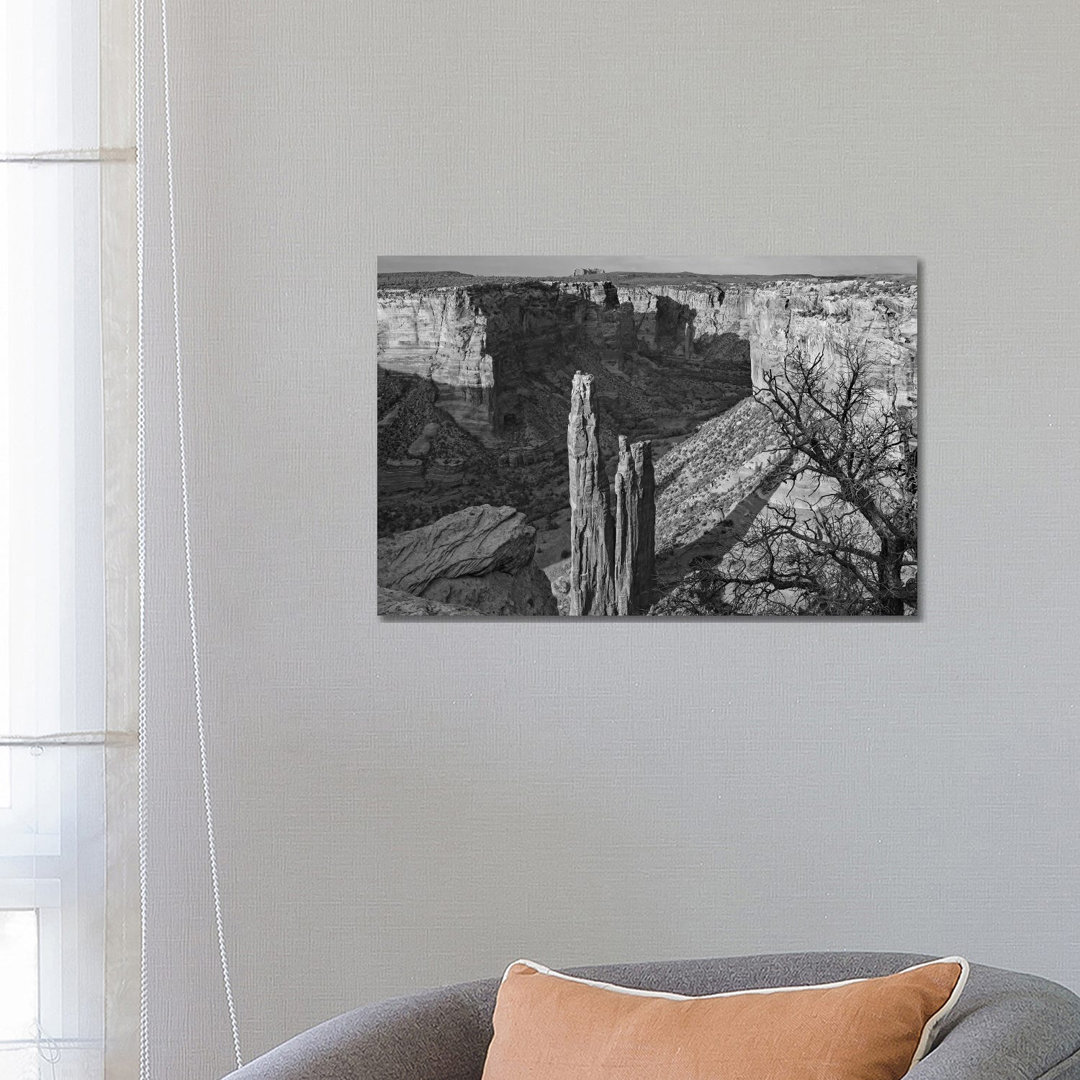 Spider Rock, Canyon De Chelley, Arizona von Tim Fitzharris - Galerieverpackte Leinwand Giclée auf Leinwand ohne Rahmen