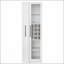 Armoire de cuisine avec tablettes coulissantes multifonctionnelles, idéales pour le rangement organisé et l'esthétique de campagne moderne.
