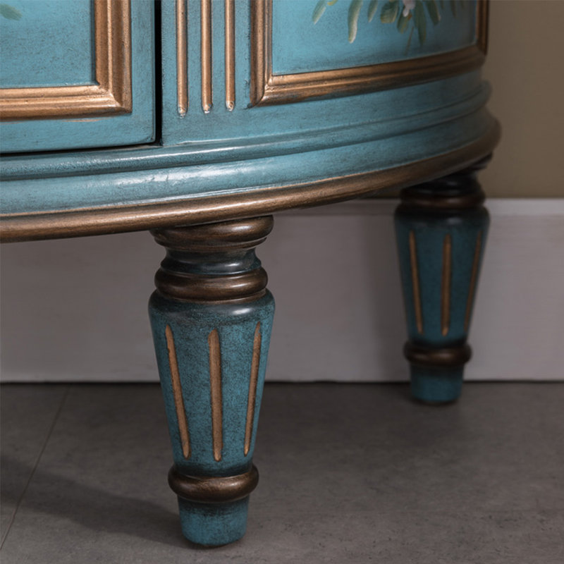Armoire en bois rétro avec poignées en métal