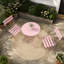 Ensemble de bistro pliant trois pièces pour patio avec chaises rembourrées et table pour se détendre à l'intérieur comme à l'extérieur.