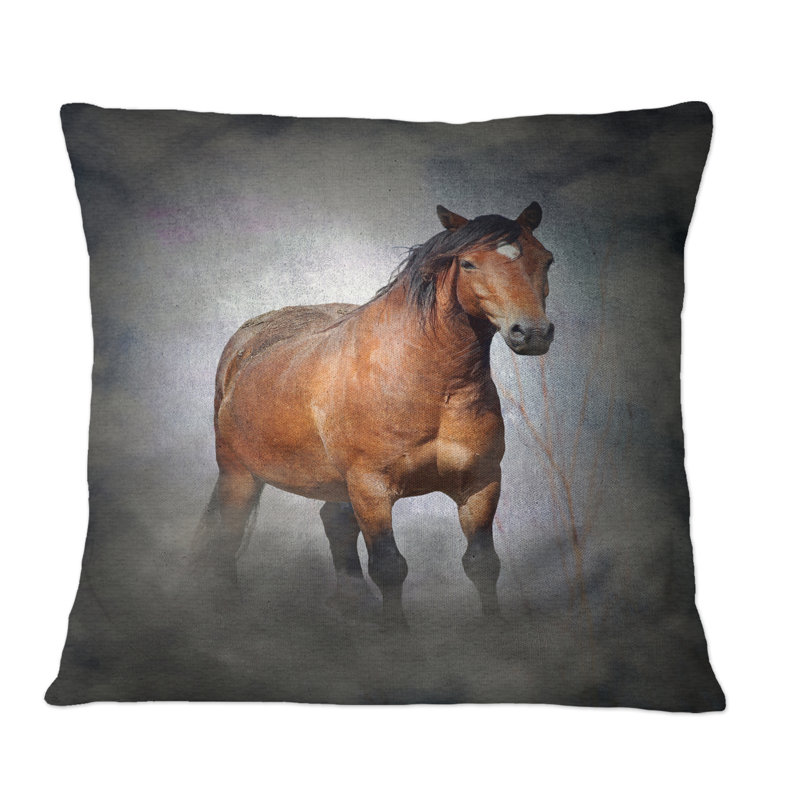Portrait d'un cheval brun II - Coussin décoratif à imprimé traditionnel, 16 po x 16 po