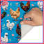 Poulets colorés sur tapis de bain bleu-129638055