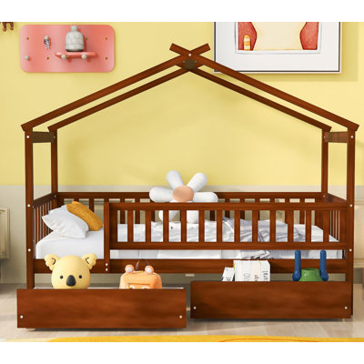 Lit simple en bois pour la chambre