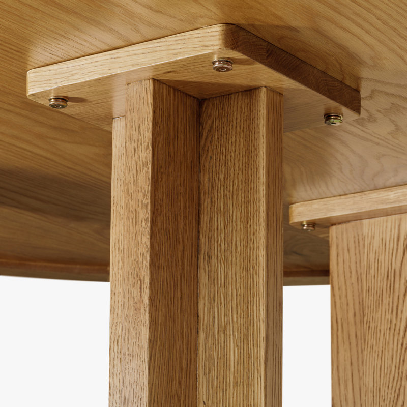 Table de salle à manger ronde en bois massif de style contemporain avec quatre pieds et un plateau en bois naturel pour 6 sièges