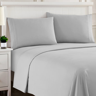 Ensemble de draps en microfibre douce de la série 1800 classique Luxurious offert dans un choix de couleurs unies et de tailles