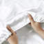 4 draps de luxe en satin blanc simple - froissé, texture lisse et confortable, convient aux matelas de 16 po, 1 drap plat, taies d'oreiller ajustées, réduit la casse des cheveux, sensation de cuir chevelu sec, rugosité