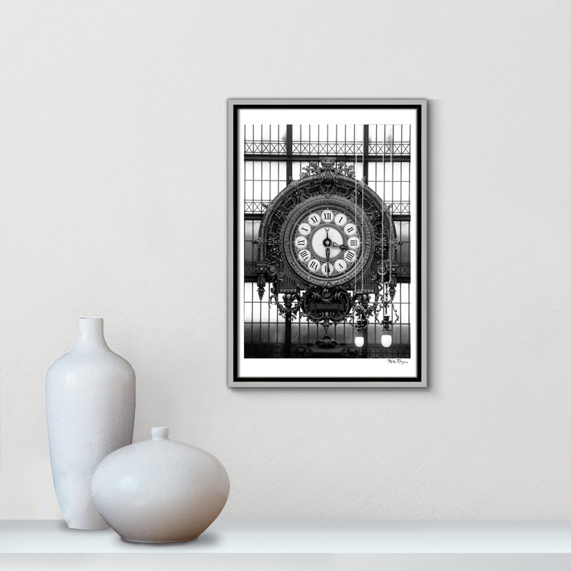 Horloge dorée du musée - impression de Paris par Mike Ragan, Toile argentée avec cadre flottant, Pas de tapis