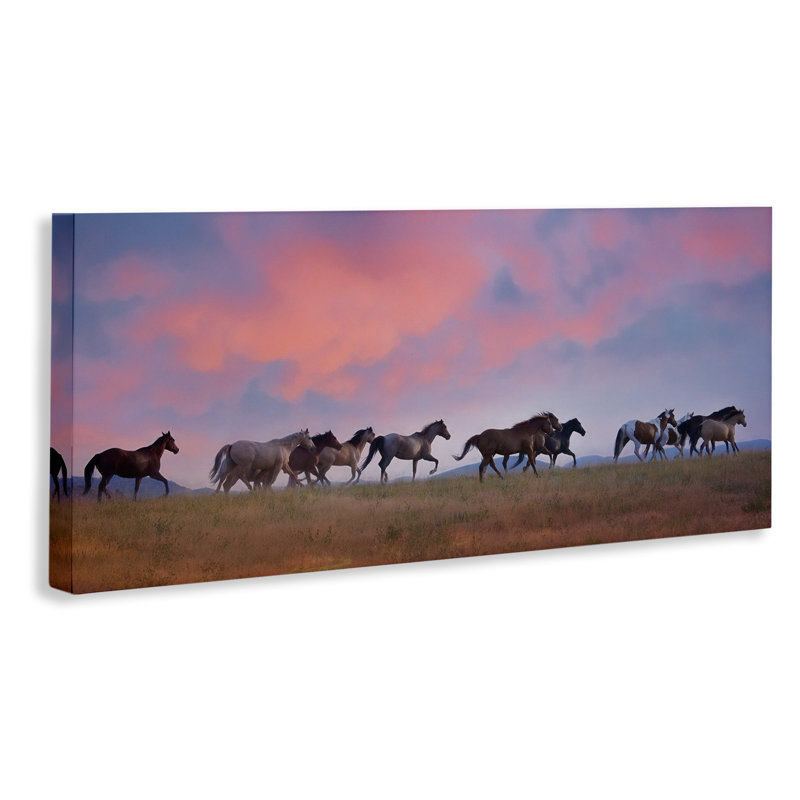 Chevaux sauvages qui courent au coucher du soleil par PHBurchett - reproduction de photo, H 20 po x l 48 po