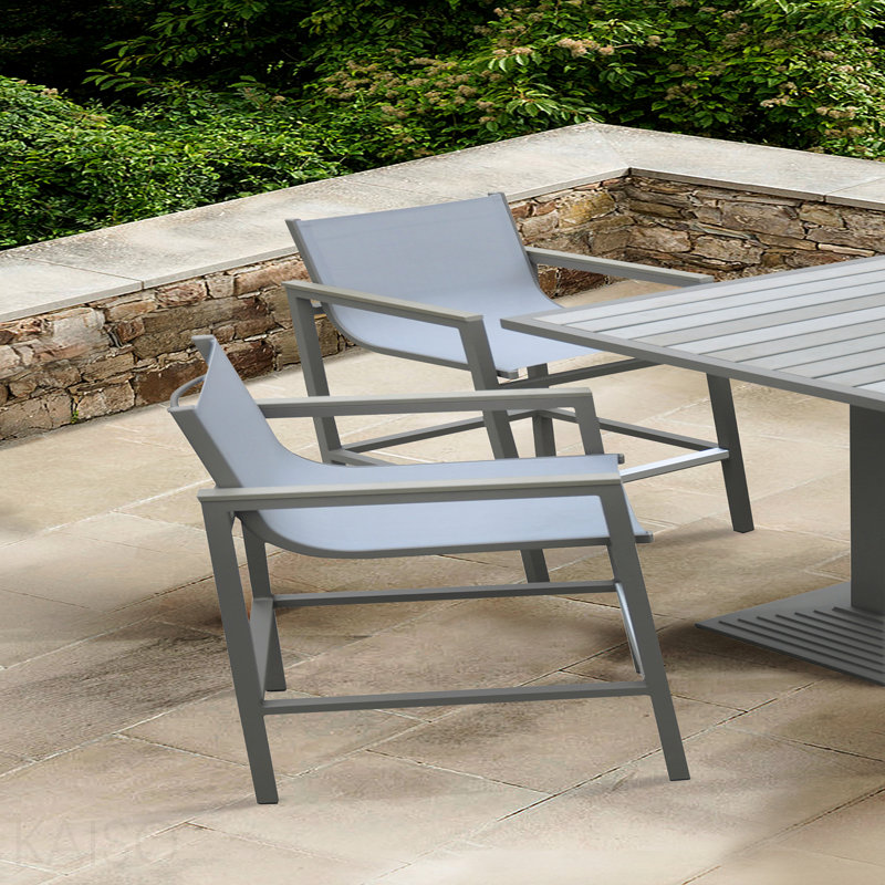 Tabouret de bar d'extérieur en finition thermolaquée grise avec accoudoirs en textilène gris et bois gris