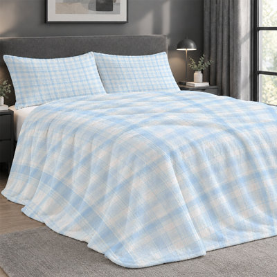 Ensemble de 3 pièces comprenant une couverture légère en flanelle de qualité supérieure et 2 taies d'oreiller à motif à carreaux minimalistes bleus et blancs, ultra-doux et chaud, idéal en toute saison. Couverture 152 x 203 cm + 2 taies d'oreiller anti-boulochage et lavables à la machine.