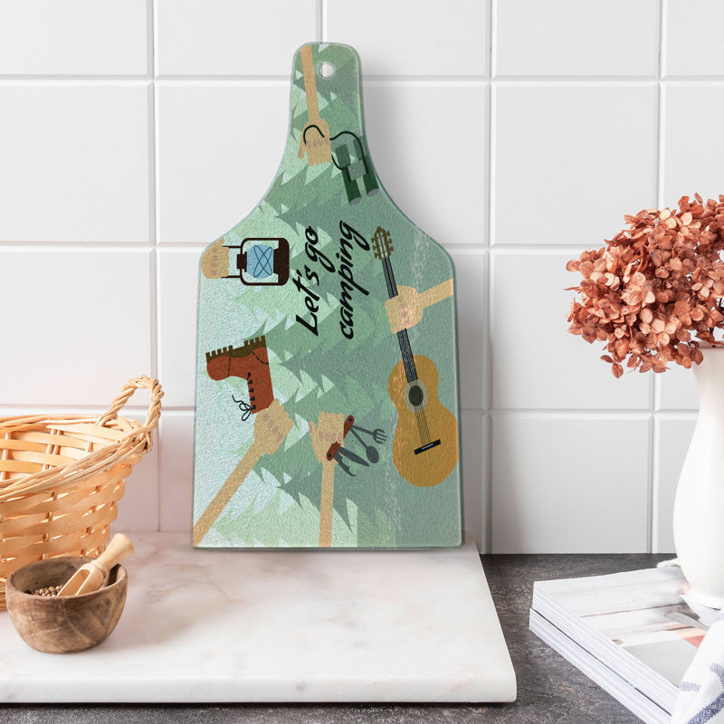 Planche à découper en verre East Urban Home Happy Camper