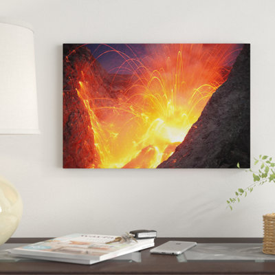 « strombolian typeing of batu tara volcano, indonésie vi », reproduction de photo sur toile