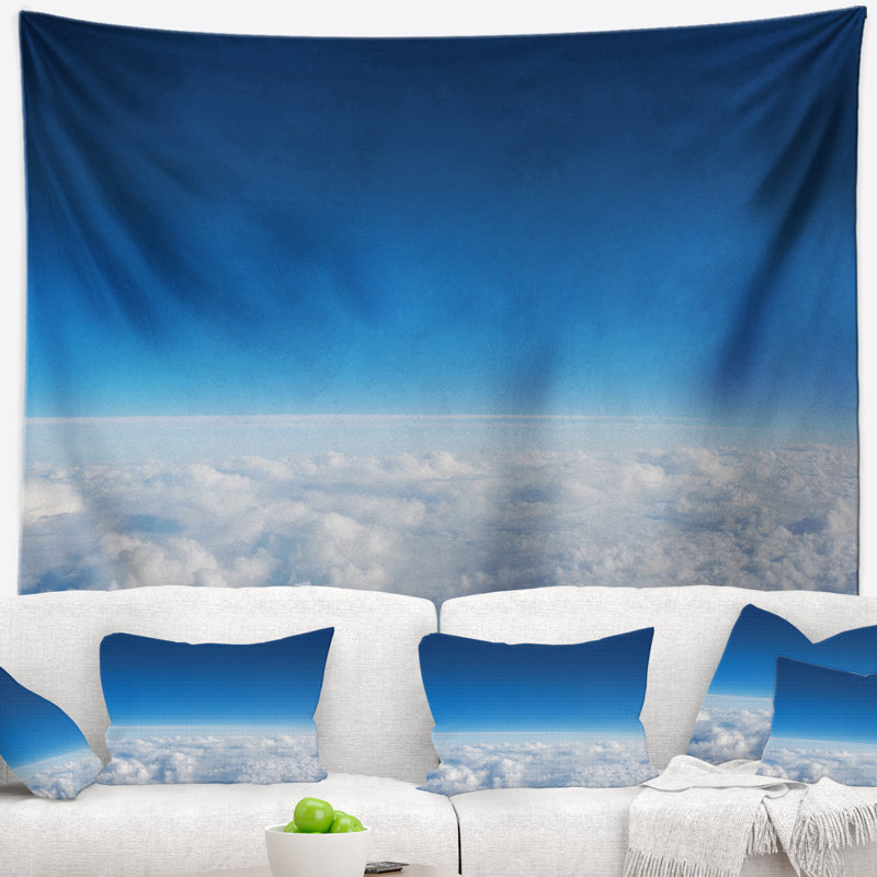 Paysage avec des nuages gonflés au-dessus de la tapisserie, H 50 po x l 60 po